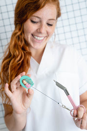 RETRACTABLE SCISSOR HOLDER "LOVE SYRINGE"