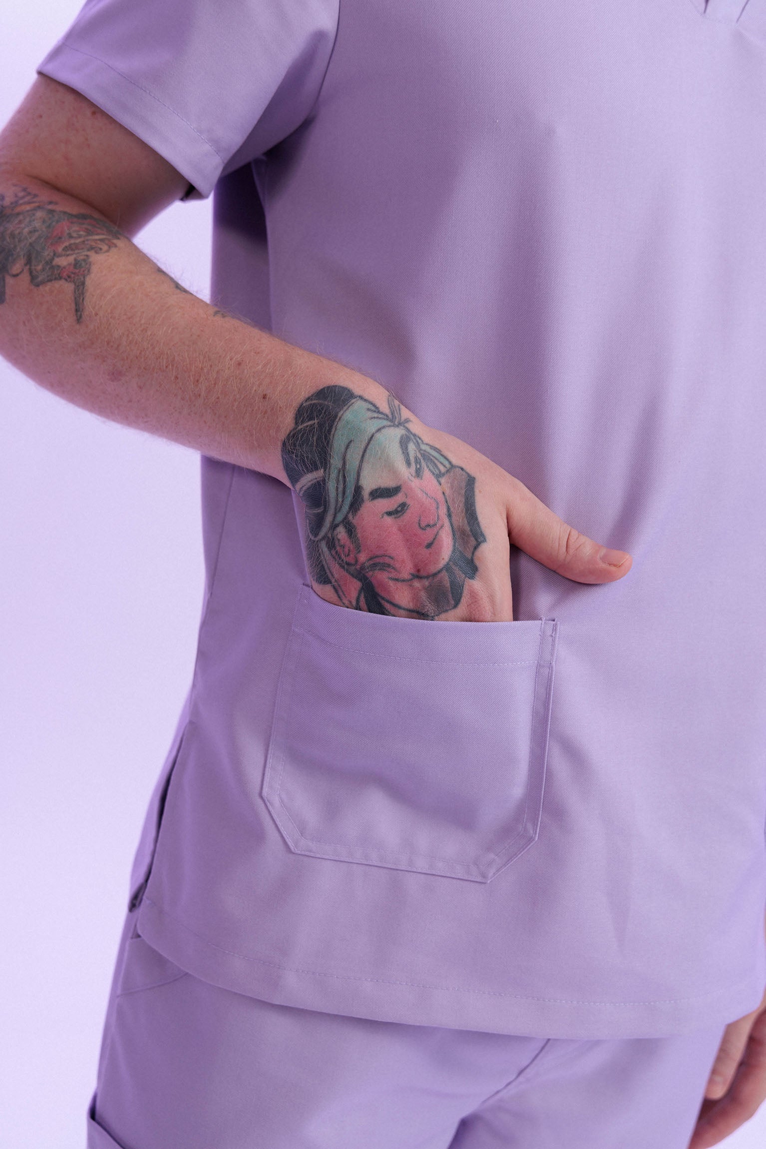 MULTI-POCKET SCRUB TOP CARE ANGELS - HEAVENLY LAVENDER